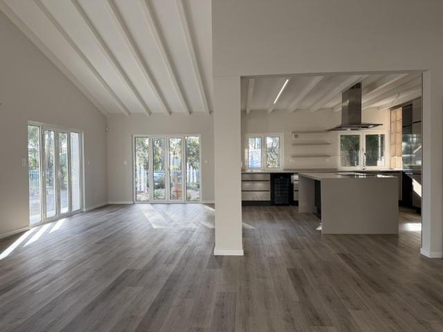 para alugar Casa de alto padrão de 475 m2, Charneca de Caparica, Portugal