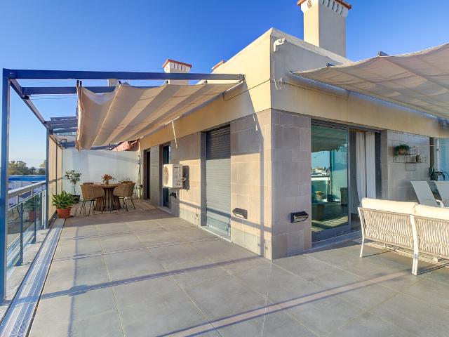 Para Arrendamento Anual | Penthouse de Prestígio com Terraço Panorâmico e Vista Rio e Mar