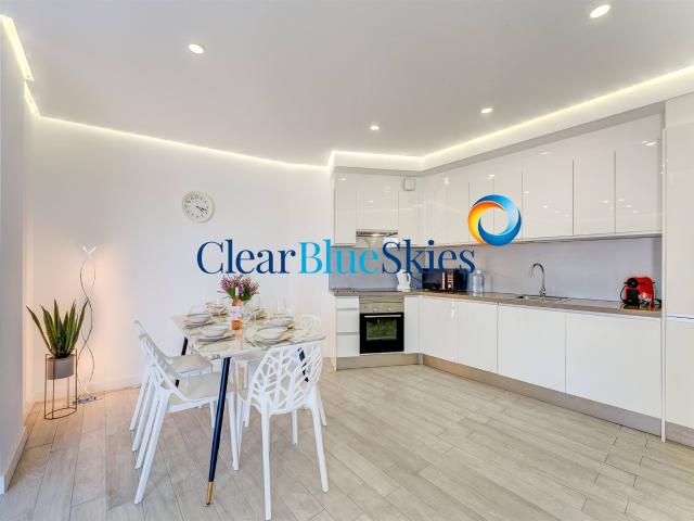 Es un placer para Clear Blue Skies ofrecer este elegante y m. 89m² Playa paraíso