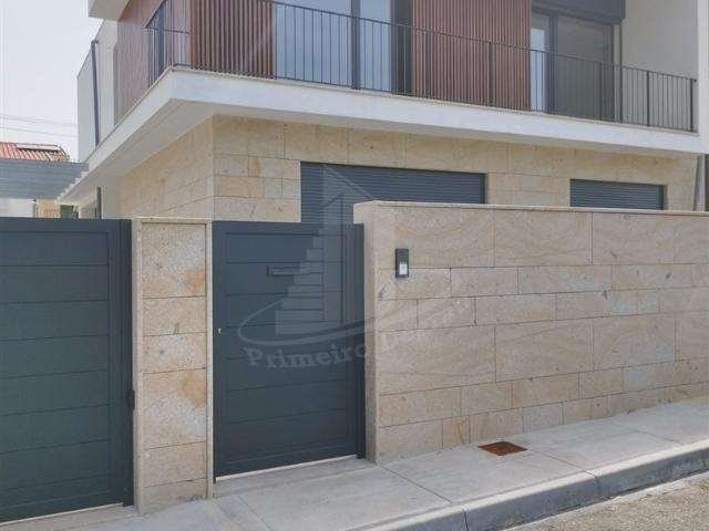 Moradia Geminada T4 com 2 Suítes | Conclusão Prevista para 2. 195m² Palmeira