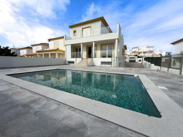 Para venda moradia com 3 quartos, com Elevador e Piscina, Al. 295m² Albufeira e Olhos de Água