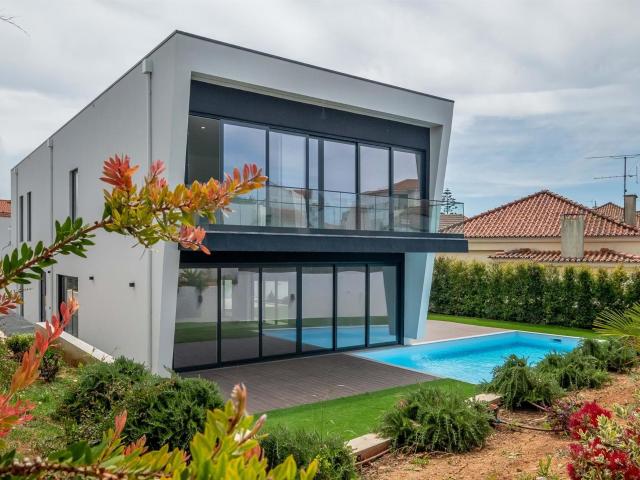 Moradia T4 contemporânea com piscina no centro da Parede a. 321m² Carcavelos e parede