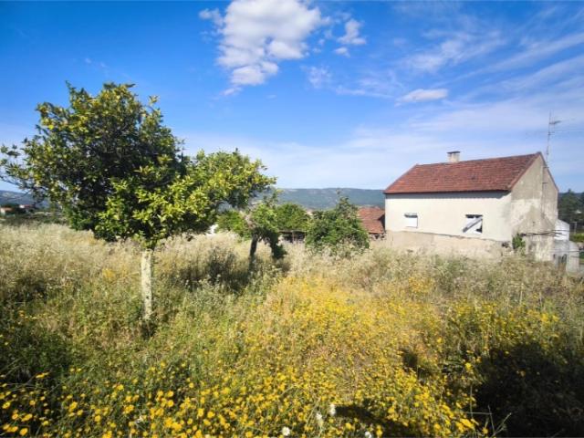 PARA VENDA Moradia Urbana Independente com Licença de Habitação em Vale de Mua Castelo Branco