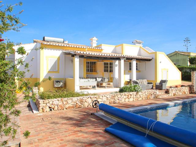 Para venda em Carvoeiro, moradia térrea com 3 quartos e pisc. 136m² Lagoa e Carvoeiro