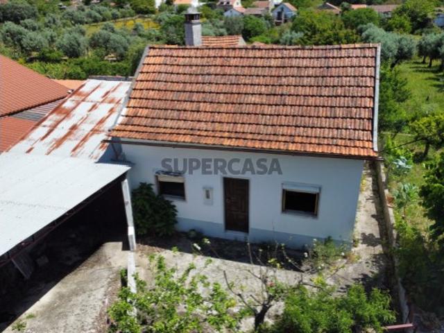 Para venda: Propriedade composta por duas habitações numa bonita aldeia