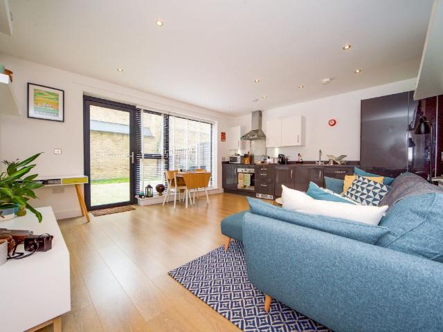 Parade Gardens, London E4, 1 bed flat to rent, £1,650 pcm | PrimeLocation