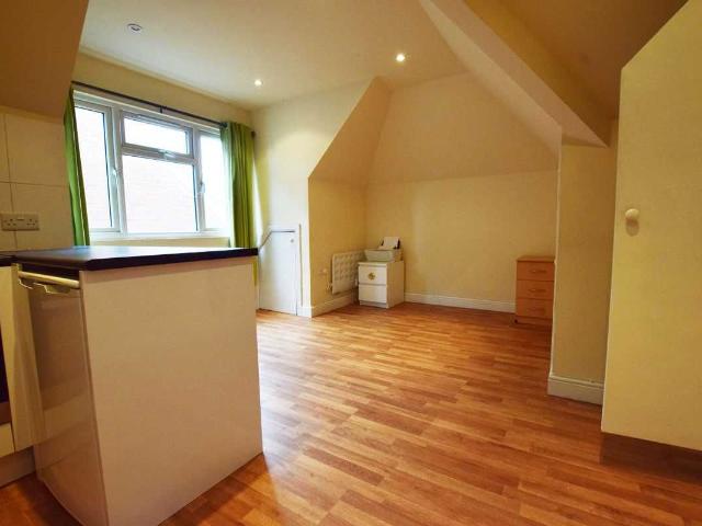 Parade Mansions, London NW4, 1 bed terraced house to rent, £1,000 pcm | PrimeLocation