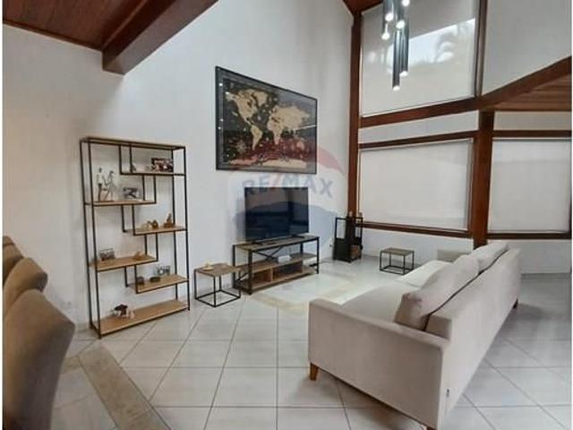 Paraíso Residencial em Aruã: Casa com 3 Suítes, Jacuzzi e Piscina
