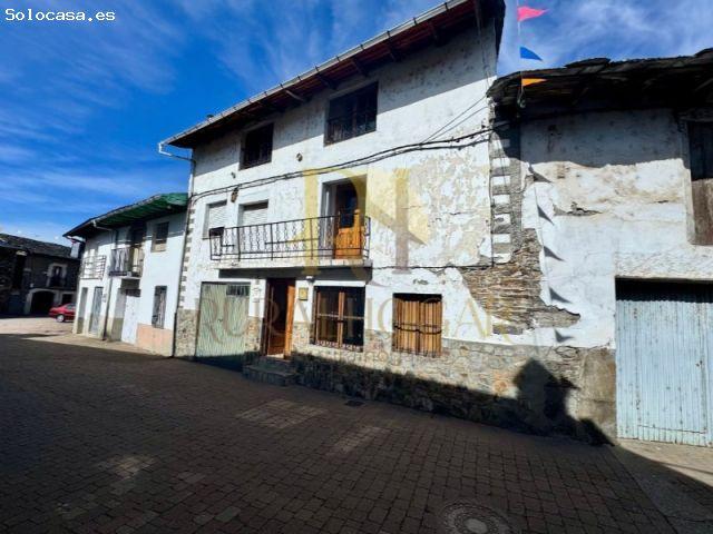 PÁRAMO DEL SIL: CASA DE TRES ALTURAS EN EL CORAZÓN DE LA VILLA