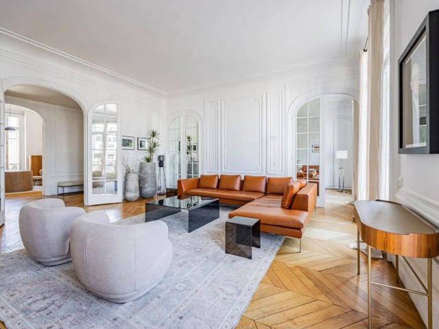 Parc Monceau 302 m² 7 pièces avec balcon filant