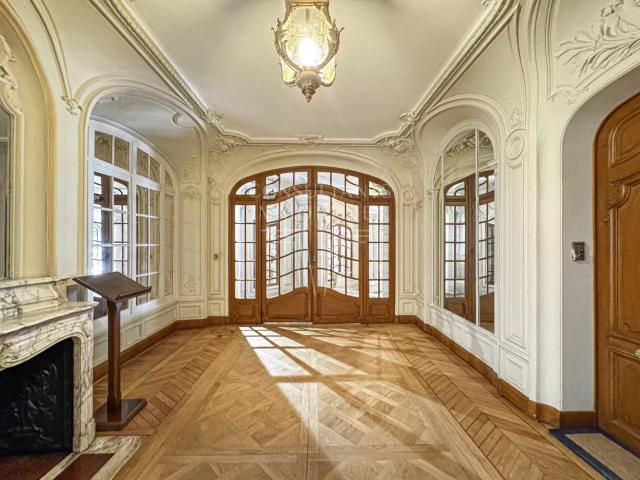 PARC MONCEAU. APPARTEMENT FAMILIAL EN PARFAIT ETAT