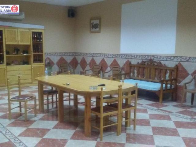 Parcela cercada de 457 m2, 108 m2 construidos. Cuenta con baño completo, salón amplio con Aire Acondicionado, ideal para eventos y reuniones. Barra de bar, porche cenador techado construido con ladr