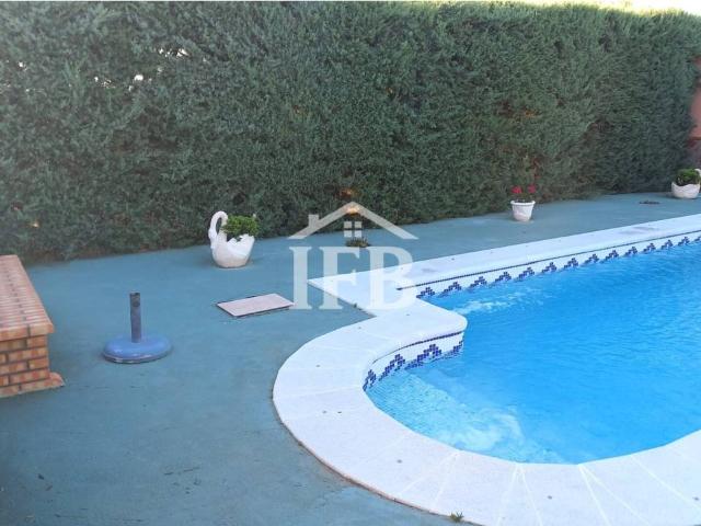 Parcela con casa, piscina privada y todas las comodidades a 12 minutos de Badajoz