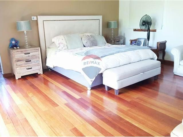 Parcela con gran casa en condominio 5d+5b | 5 dormitorios por 550000. 00 en Buin