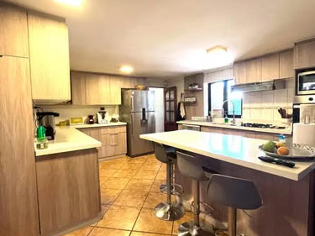 Parcela con gran casa y excelente ubicacion en el huertón | 6 dormitorios por 385000. 00 en Los Ángeles