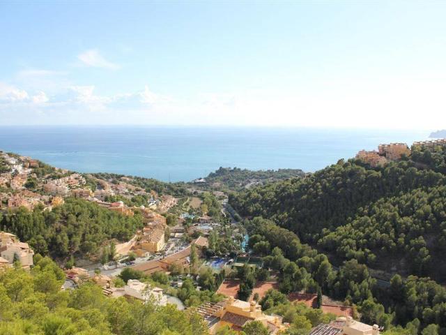 Parcela con pendiente descendente situada en la exclusiva ur. m² Altea