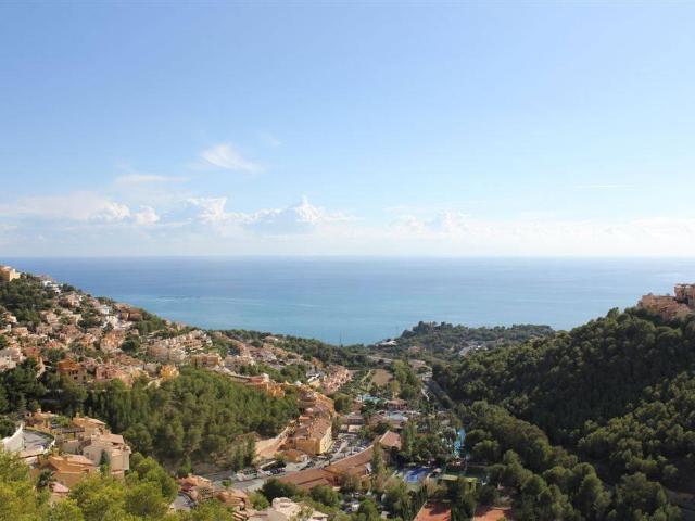 Parcela con pendiente descendente situada en la exclusiva ur. m² Altea