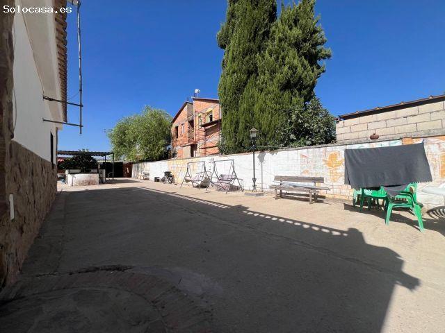 ? PARCELA DE APROX. 1.000 m2 CON CASA Y PISCINA EN LA ZONA DEL AEROPUERTO