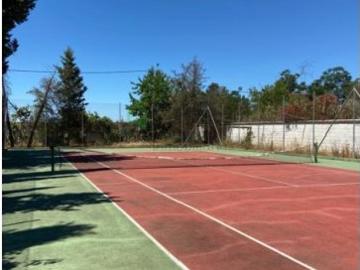 PARCELA DE 16.000 M² CON DOS VIVIENDAS Y PISCINA EN MALOSCAMINOS