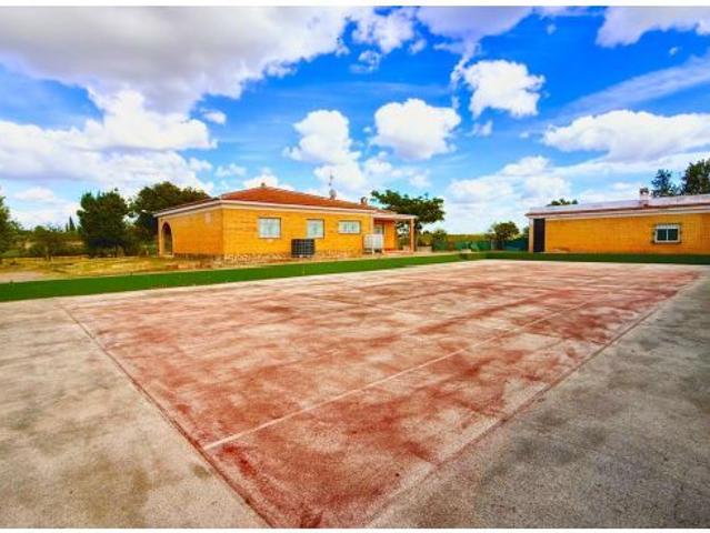 PARCELA DE 5000 M2 CON 1050 EDIFICADOS
