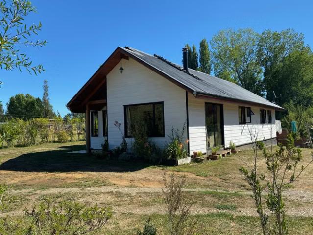 Parcela de 5030m2 con dos casas y piscina en Condominio Los Robles de Cayumapu, Valdivia | 8 dormitorios por 420000. 00 en Valdivia