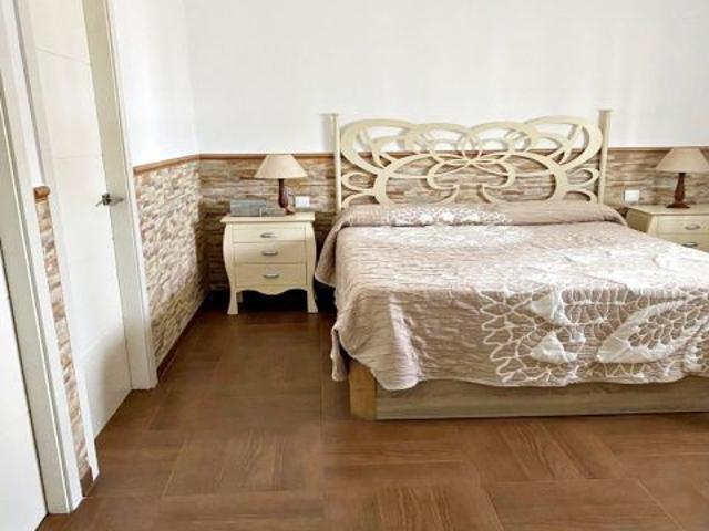 PARCELA DE 700 m2, con 2 casas equipadas de cocina, habitaciones, baños. !