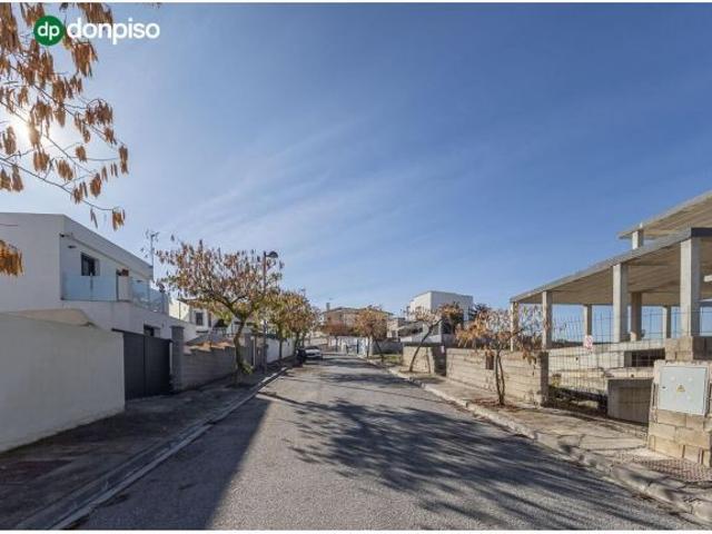 Parcela exclusiva con estructura de Chalet independiente y piscina en Urb. El Montecillo, Las Gabias