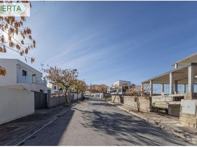 Parcela exclusiva con estructura de Chalet independiente y piscina en Urb. El Montecillo, Las Gabias