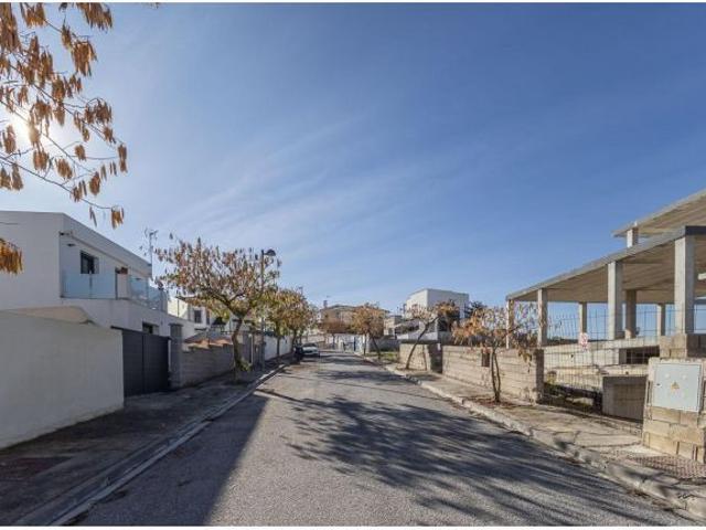 Parcela exclusiva con estructura de Chalet independiente y piscina en Urb. El Montecillo, Las Gabias