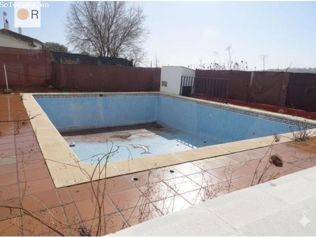 Parcela rústica con casa y piscina ?