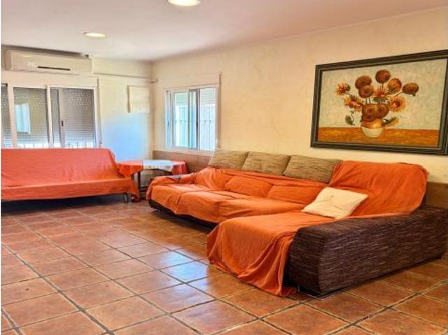 Parcela única con nave, vivienda tipo loft y zona de ocio en entorno tranquilo y bien comunicado
