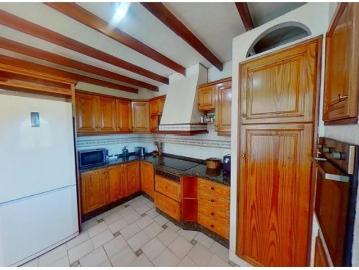 ¡ PARCELA URBANA CON CHALET Y PISCINA!