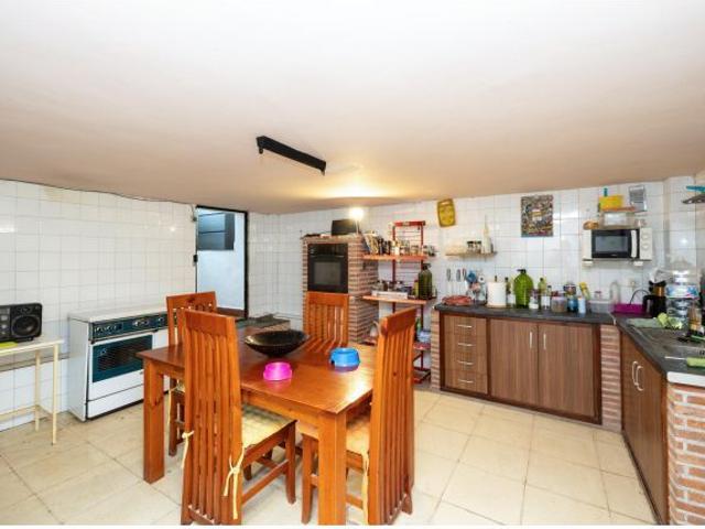 Parcela urbanizable con casa y piscina en Maracena