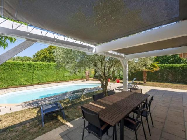 Parcieux Belle villa contemporaine, jardin arboré et piscine