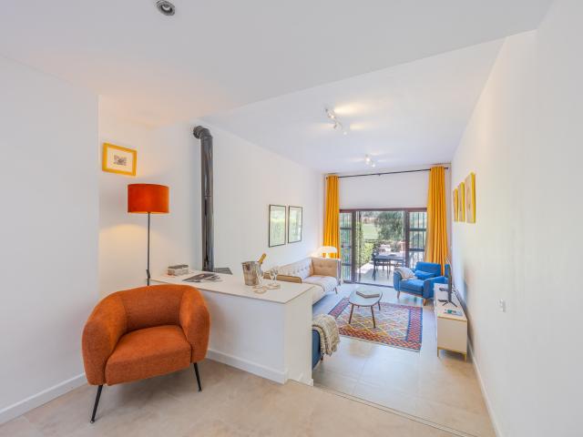 Pareado con ¡licencia turística! de 2 habitaciones en primera línea del campo golf Heathland con jardín privado y vistas al mar en La Alcaidesa