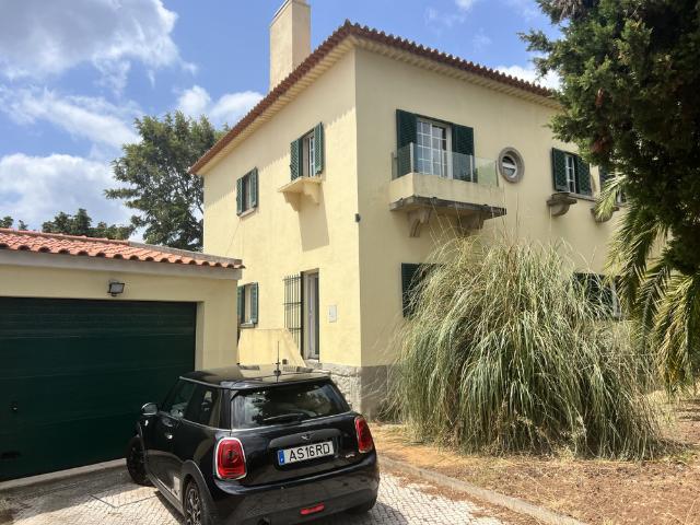 Parede 4 Bedroom Family Garden House with Parking