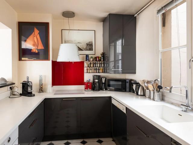 Paris 4e SAINT PAUL / MARAIS Appartement à vendre 4 pièces 111,04m² Carrez 2 chambres Vue dégagée sur la rue de Rivoli