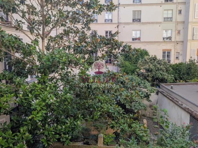 Paris 5ᵉ – Jardin des Plantes / Mouffetard – Appartement traversant sur jardin. 3 pièces de 57 m² avec parquet. poutres et cheminée – DPE D. toiture refaite en 2025