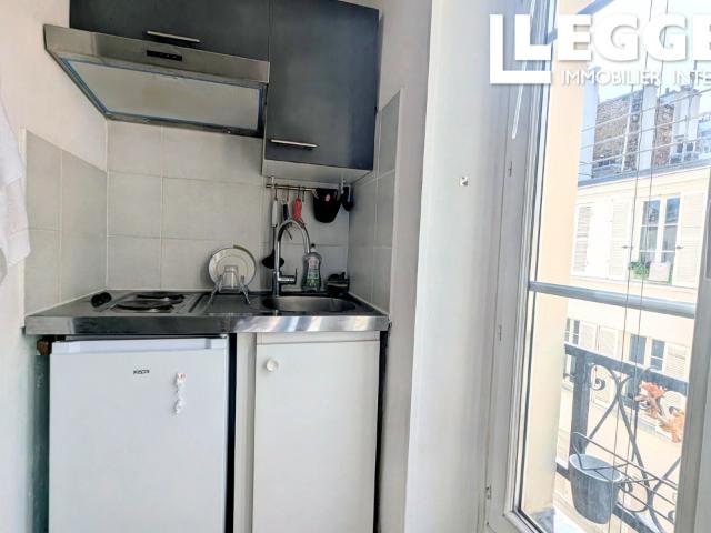 Paris 75007, proche rue Cler studio de 13 M2, kitchenette équipée, lumineux, calme, salle d'eau avec WC