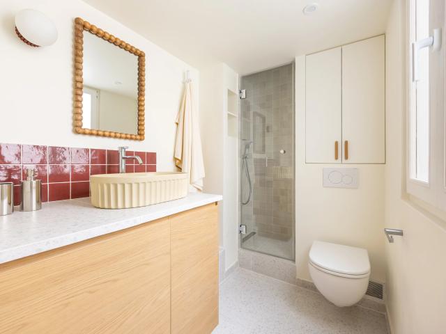 Paris 7e GROS CAILLOU / CLER Appartement meublé à vendre 18,31m² Carrez 23,66m² au sol 1 chambre en mezzanine Rénové par architecte Vues dégagées