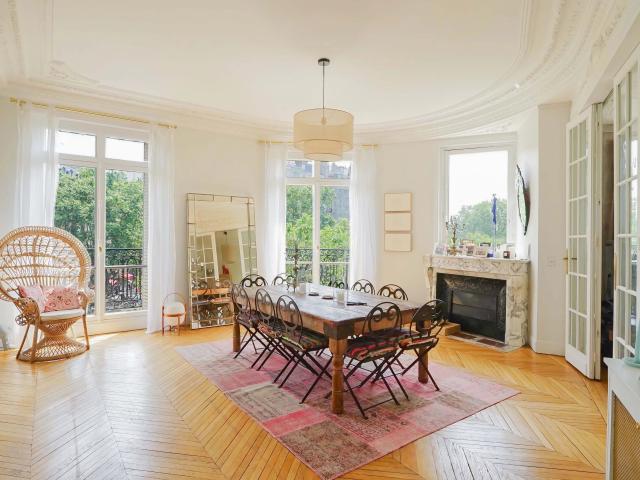 Paris 7e SAINT DOMINIQUE / CHAMP DE MARS Appartement 7 pièces 201,63m² 202,80m² au sol 4/5 chambres Vues dégagées sur la verdure