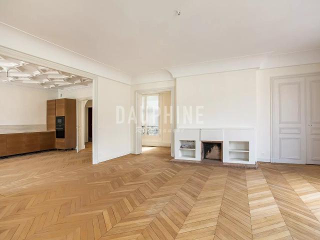 Paris 8 – Magnifique 4 pièces avec balcon – CHAMPS ÉLYSÉES
