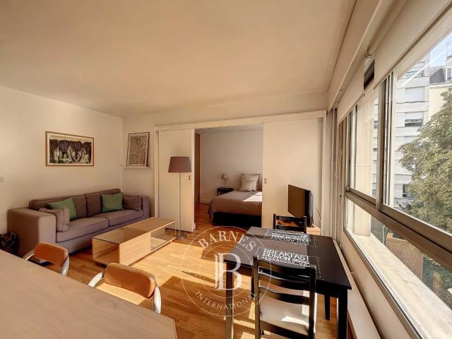 PARIS 8 MONCEAU Beau deux pièces avec vue