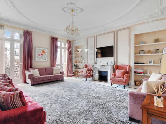 PARIS 8 APPARTEMENT TRIPLEX ARC DE TRIOMPHE