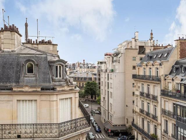 PARIS 8 – CHAMPS ÉLYSÉES