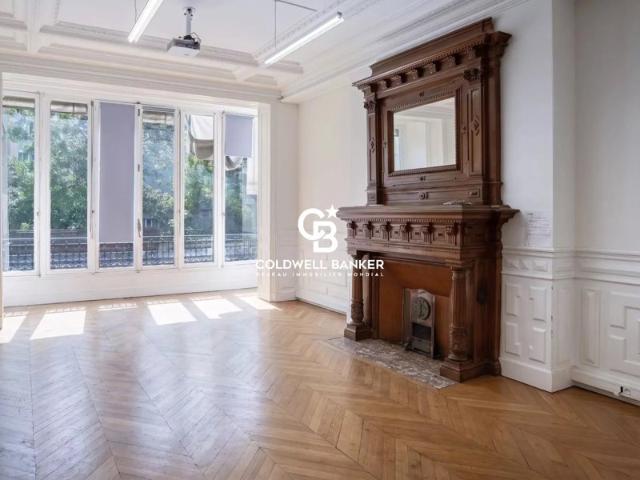 PARIS 8? — ÉLÉGANCE HAUSSMANNIENNE