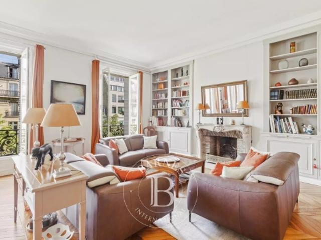 Paris 8 Ternes Monceau Appartement de 4 chambres au 4ème étage
