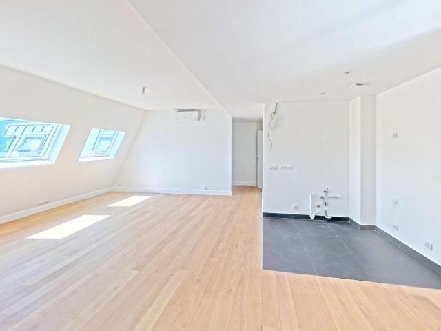 Paris 8 2 pièces rénové dernier étage sur cour au calme 61m² Paris 8ème
