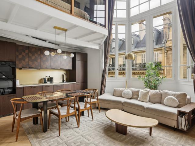 Paris 8e – Triangle d'Or – Duplex de charme rénové, esprit suite