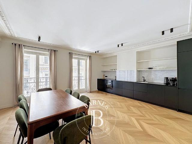 Paris 8ème, Appartement 3 Chambres 125 m² en location